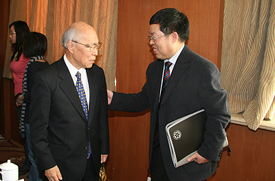 李灿院士与日本科学技术振兴财团会长有马朗人在一起交流